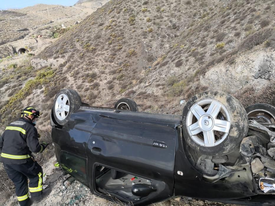 Un coche se despeña en El Lasso