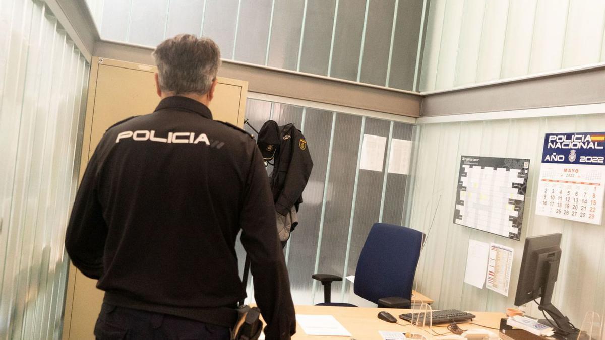 Un agente de la Policía Nacional en la oficina de denuncias de la Comisaría de Zamora.