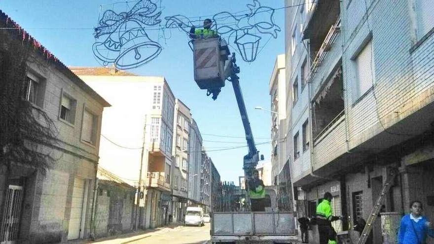 Trabajos de instalación del alumbrado en las calles de Marín. // S.A.