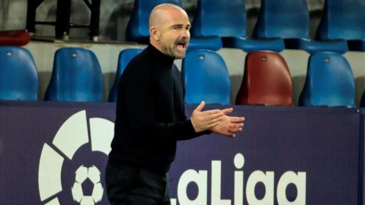 Paco López, dirigiendo al Levante ante el Alavés