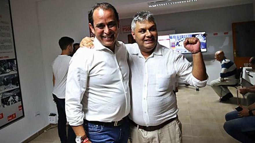 Juan Jiménez y Blas Acosta celebran la victoria de los socialistas en Puerto del Rosario.