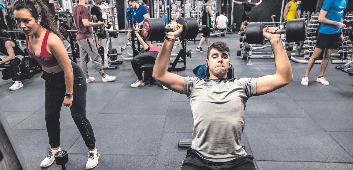 Usuarios de la sala de fitness de un gimnasio de Barcelona.