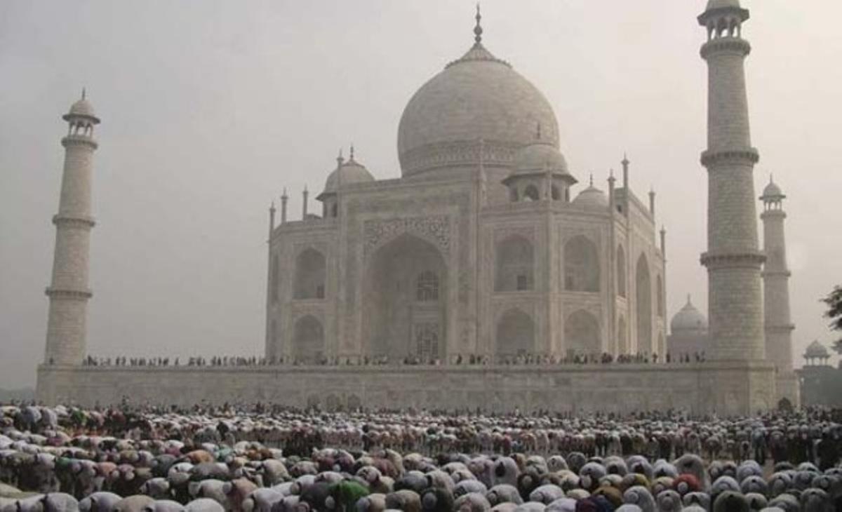 Musulmans indis resen en una mesquita del Taj Mahal a Agra (Índia). Musulmans de tot el món celebren l’Eid al-Adha o festa del sacrifici, on degollen bens i bestiar en memòria del gest d’Abraham, que va voler oferir el seu fill en sacrifici.