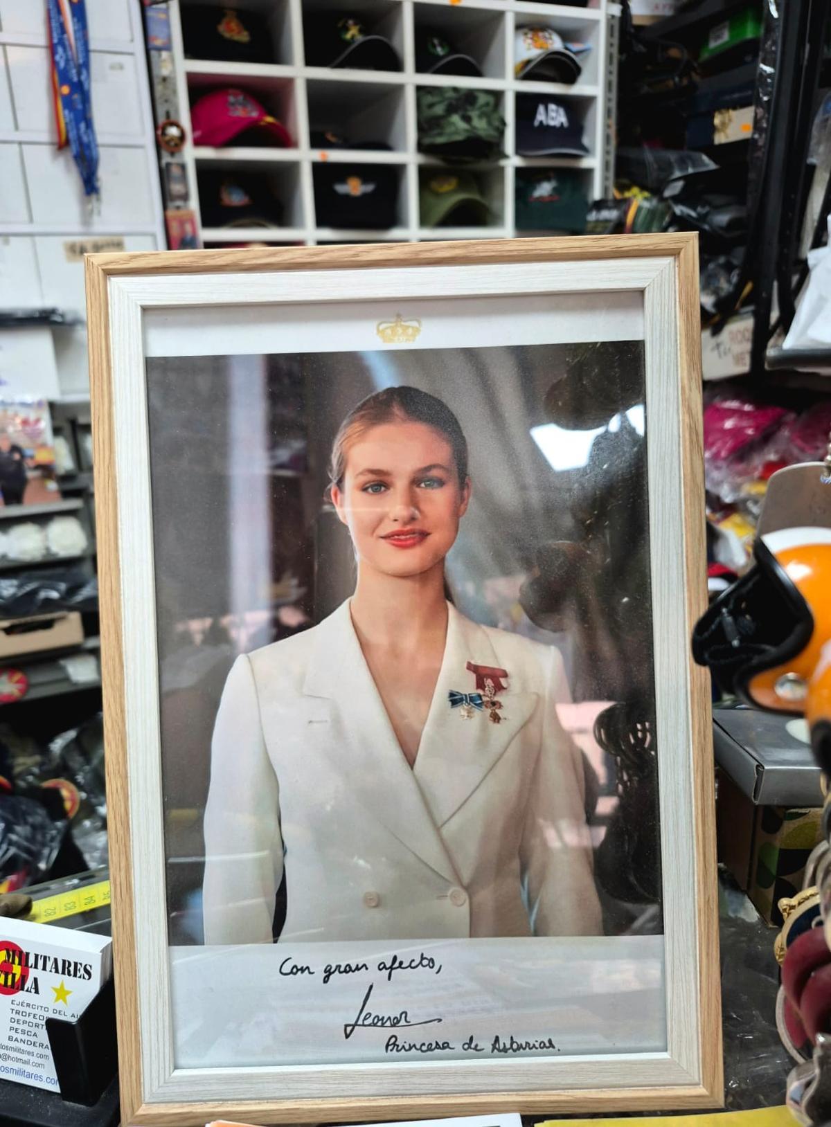 Fotografía dedicada que Leonor entregó a los propietarios de la tienda Efectos Militares Sevilla