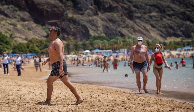 Caravanistas instalados en la zona de aparcamiento de la playa de Las Teresitas