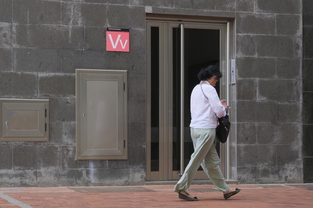 Una mujer pasea por delante de una vivienda vacacional en la capital grancanaria.
