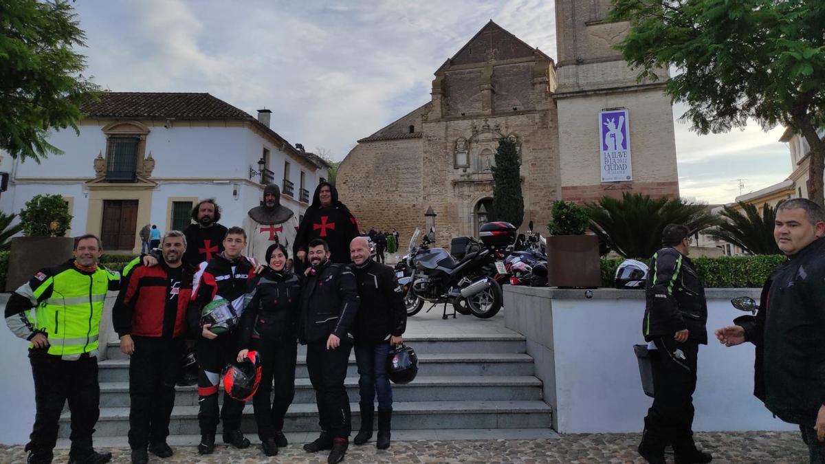 Algunos de los moteros participantes en la Rider Andalucía 2022, en el punto de sellado en Bujalance.