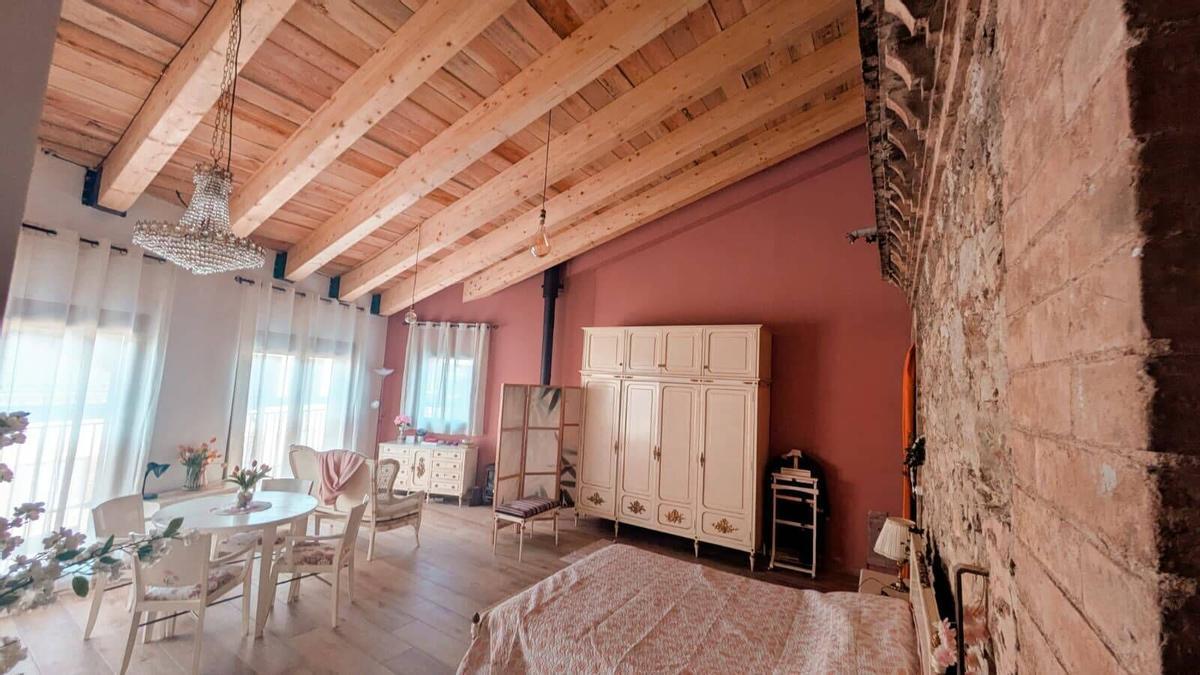 L'interior de la casa de 170 metres quadrats on viuen l'escriptora surienca Sílvia Caballol i l'exbisbe de Solsona Xavier Novell