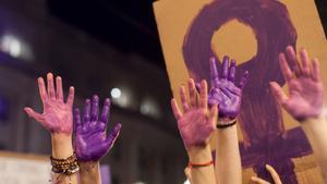 Imagen de unas manos manchadas con pintura morada en la manifestación del 8 de marzo de 2018 en Santa Cruz de Tenerife.