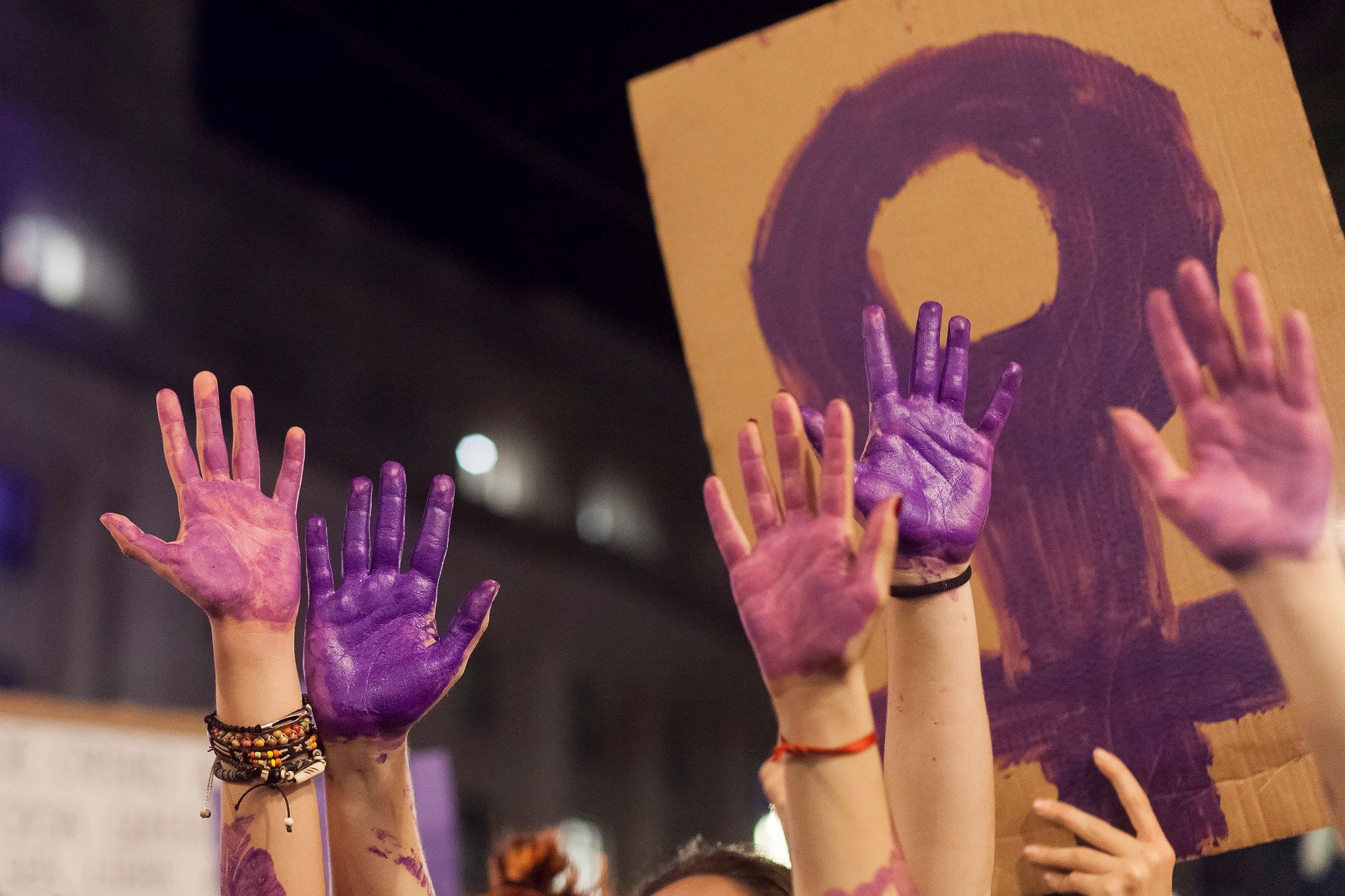 Imagen de unas manos manchadas con pintura morada en la manifestación del 8 de marzo de 2018 en Santa Cruz de Tenerife.