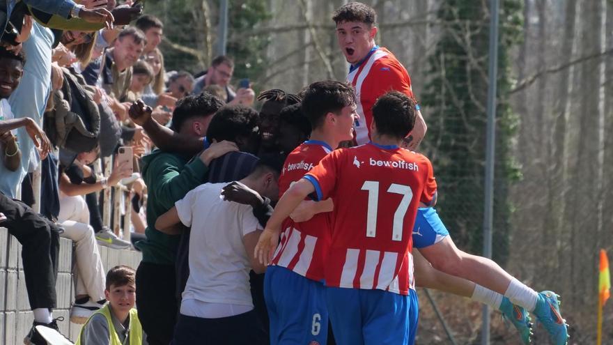 Els jugadors del Girona B celebrant el gol de la victòria de Dawda