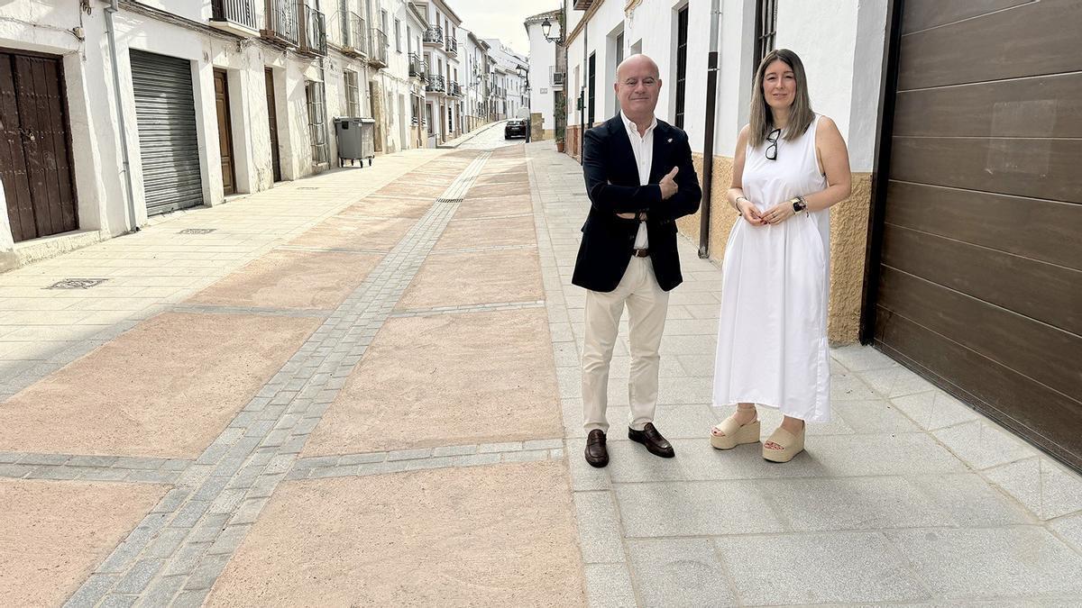 El alcalde de Antequera, Manuel Barón, y la teniente de alcalde delegada de Obras y Mantenimiento, Teresa Molina.