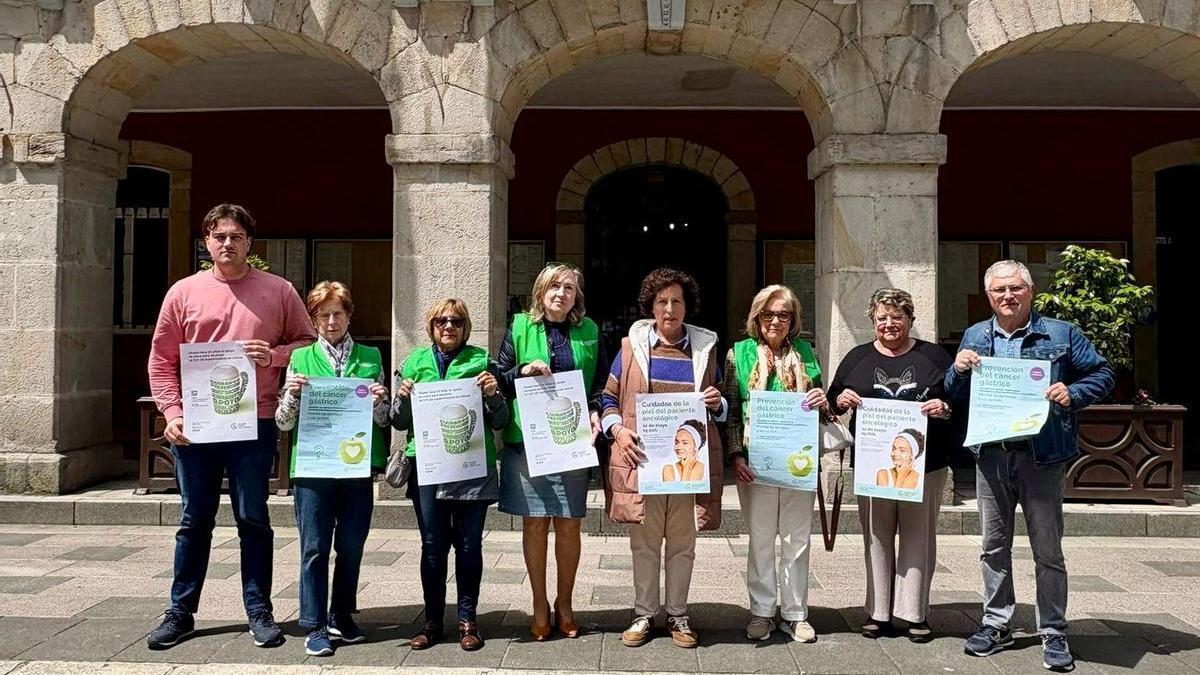 Responsables de la delegación local de la AECC, junto a dirigentes políticos, presentando la campaña.