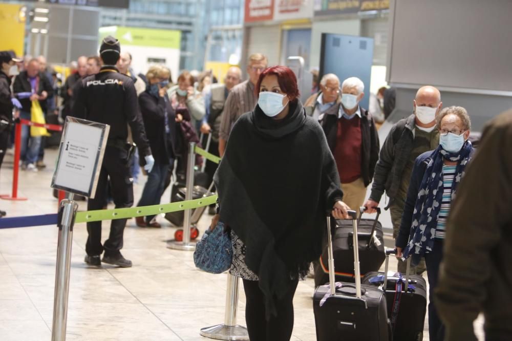 Los países de la UE aceleran la repatriación de sus turistas ante el avance del coronavirus