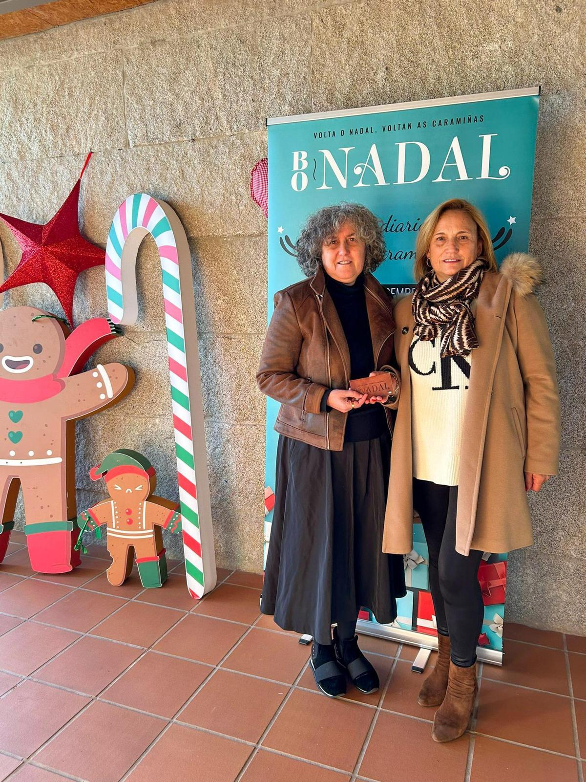 Amparo Cerecedo hizo entrega de las 'caramiñas' a las primeras personas agraciadas Amparo Cerecedo hizo entrega de las 'caramiñas' a las primeras personas agraciadas