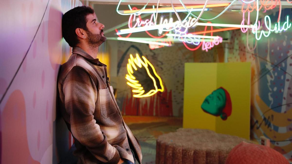 El cantante Melendi posa durante una entrevista con Efe, con motivo del lanzamiento de su sencillo "Like y Cicatrices", el segundo adelanto de su próximo álbum, que llegará a finales de año, y que tendrá el título de esta misma canción..- EFE /Javier López