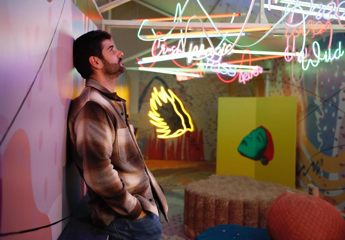 El cantante Melendi posa durante una entrevista con Efe, con motivo del lanzamiento de su sencillo "Like y Cicatrices", el segundo adelanto de su próximo álbum, que llegará a finales de año, y que tendrá el título de esta misma canción..- EFE /Javier López