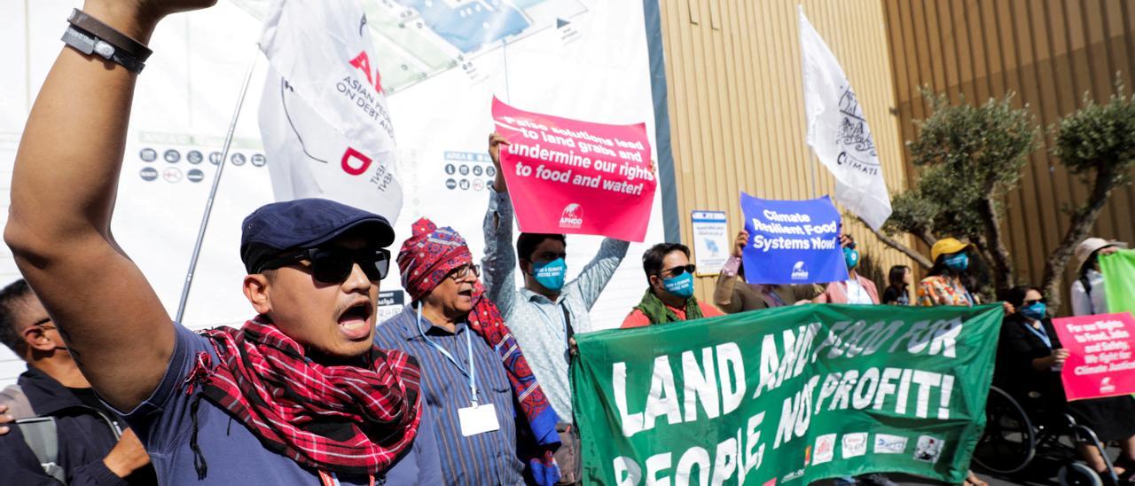 Protestas a las puertas del reciento en el que se celebra la COP27.