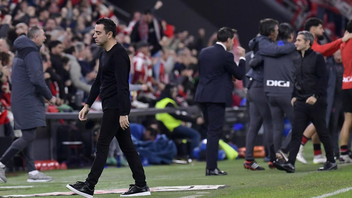 Xavi y Valverde, al fondo, tras el 3-2 del Athletic al Barça en San Mamés.