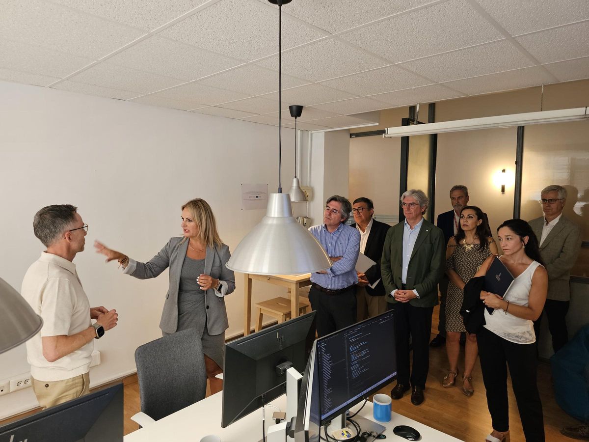 Un momento de la visita al CEEI de Alcoy-.
