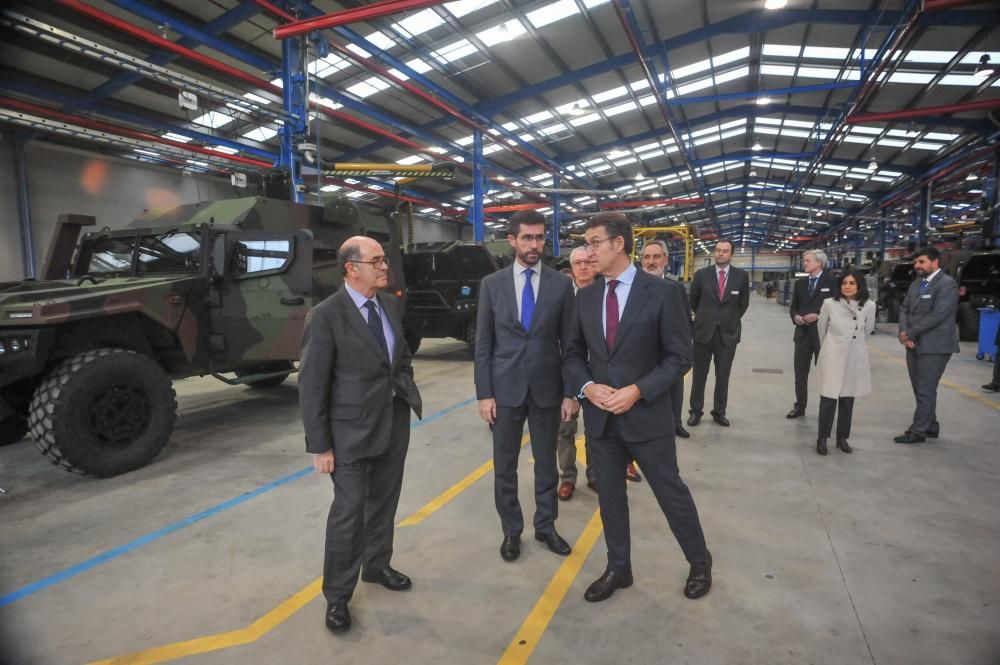 Feijóo visita la fábrica militar de Valga