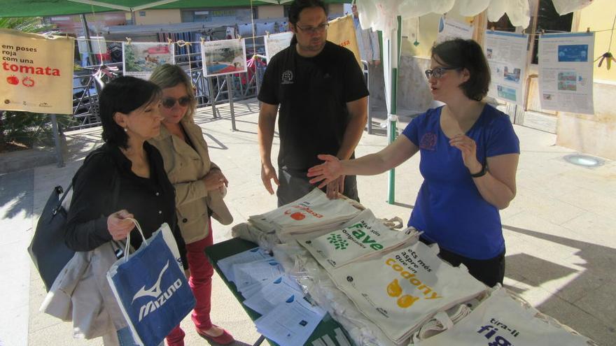 La oficina de Sostenibilitat inicia una campaña para reducir el uso del plástico