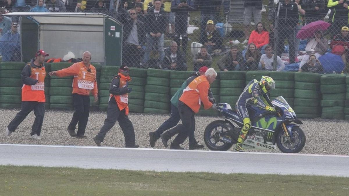 Los comisarios tratan de ayudar a Rossi tras caerse en Assen.
