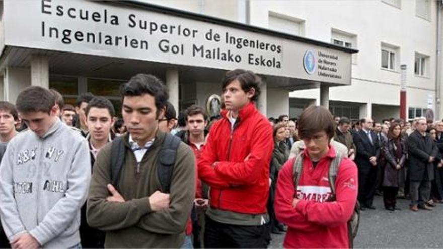 Estudiants i professors de la Universitat de Navarra van guardar cinc minuts de silenci en protesta per l&#039;atemptat d&#039;ETA de dijous.