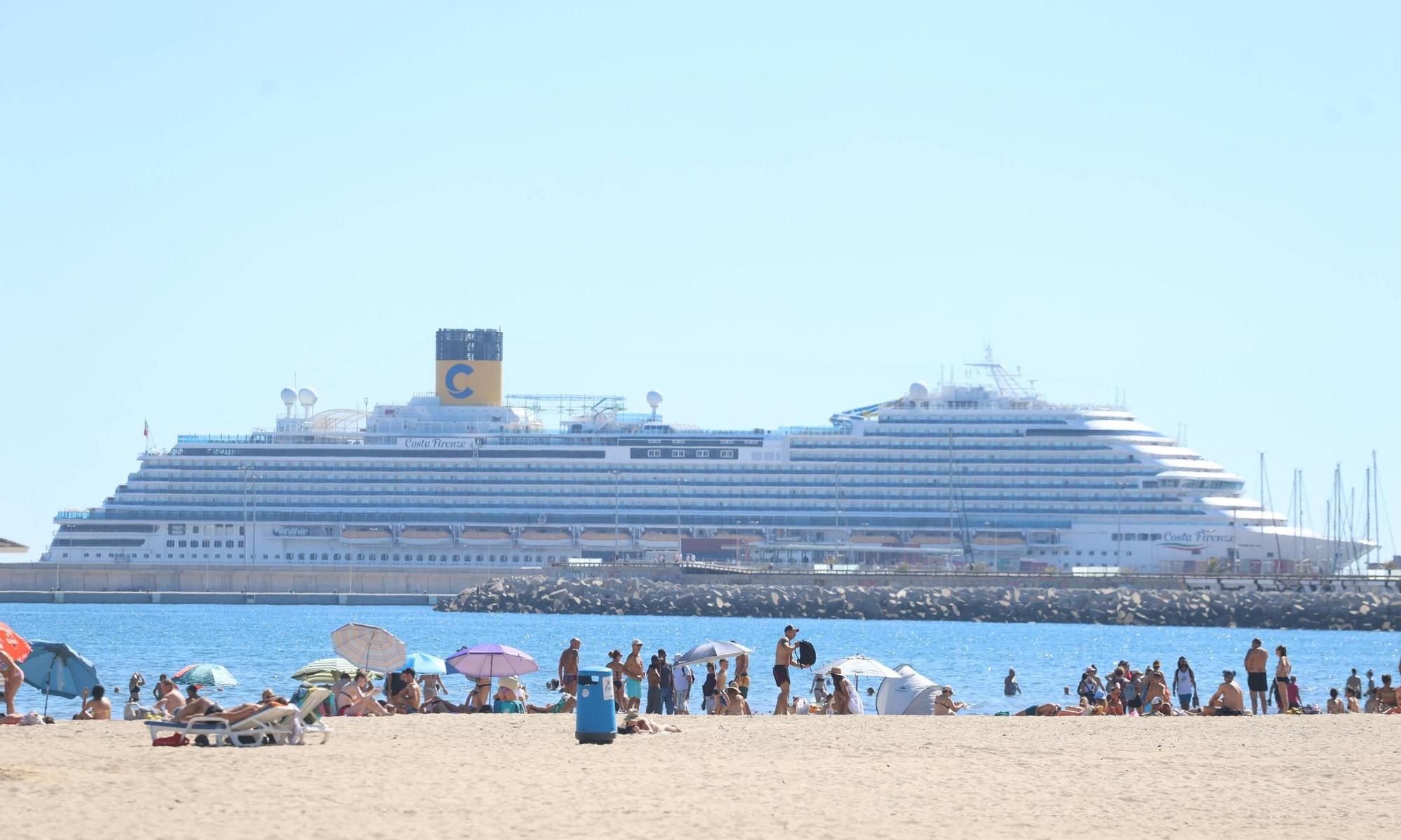 El buen tiempo llena la playa de la Malvarrosa en València