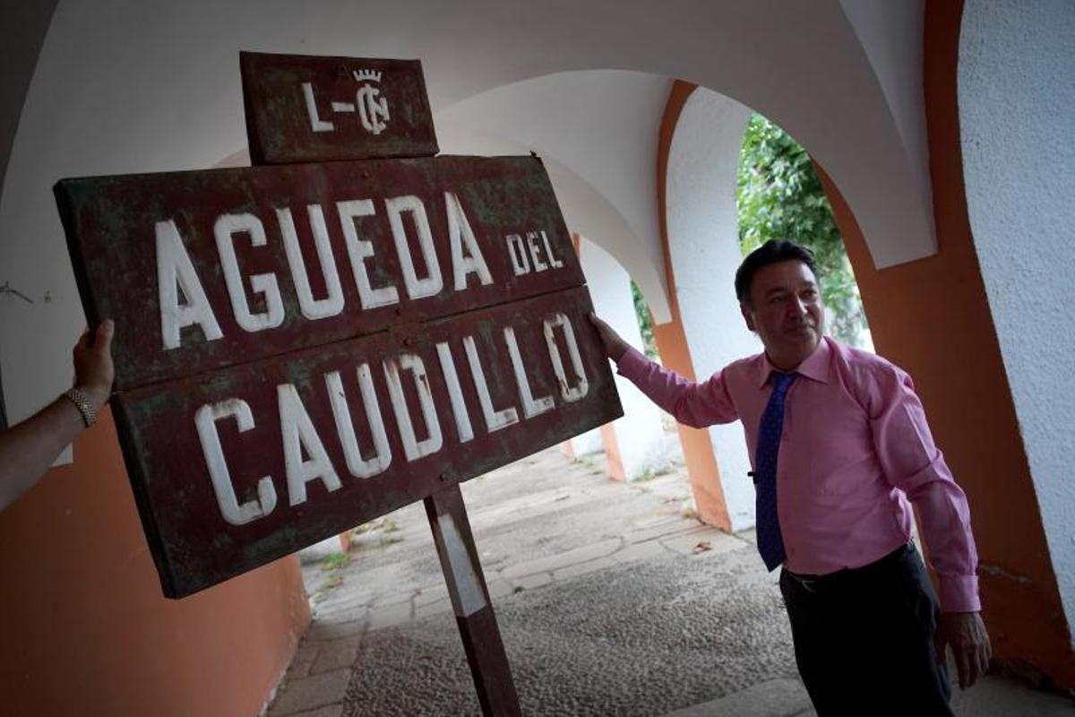 El alcalde de Águeda, Gerán Florindo, sostiene un cartel retirado de la localidad salmantina.
