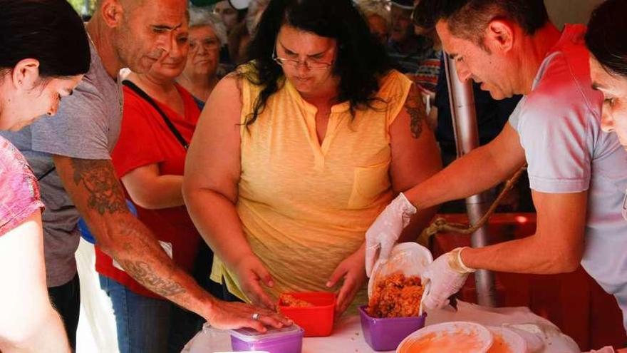 Los vecinos de Los Bloques degustan arroz a la zamorana