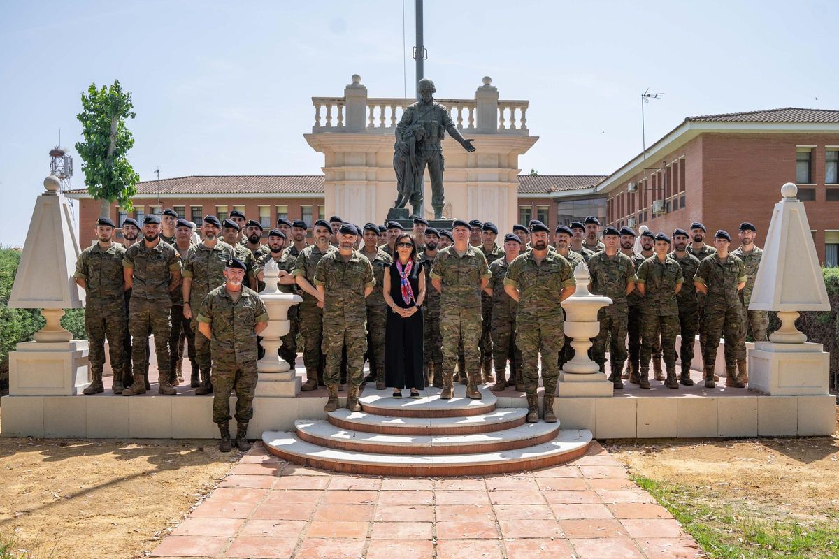 La ministra de Defensa, Margarita Robles, en su visita a la Brigada Guzmán el Bueno X en sus instalaciones de Cerro Muriano, este lunes, en Córdoba.