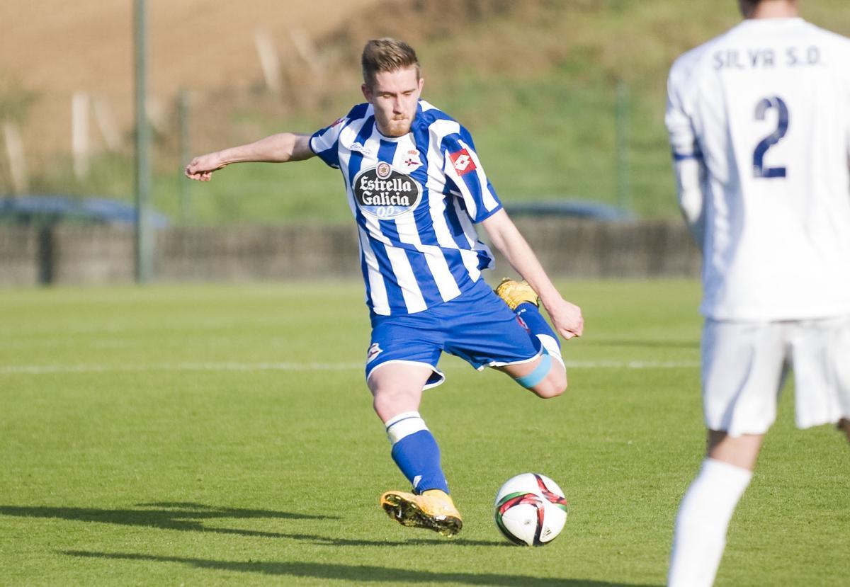 Marcos Remeseiro realiza un disparo durante su etapa en el Deportivo Fabril.