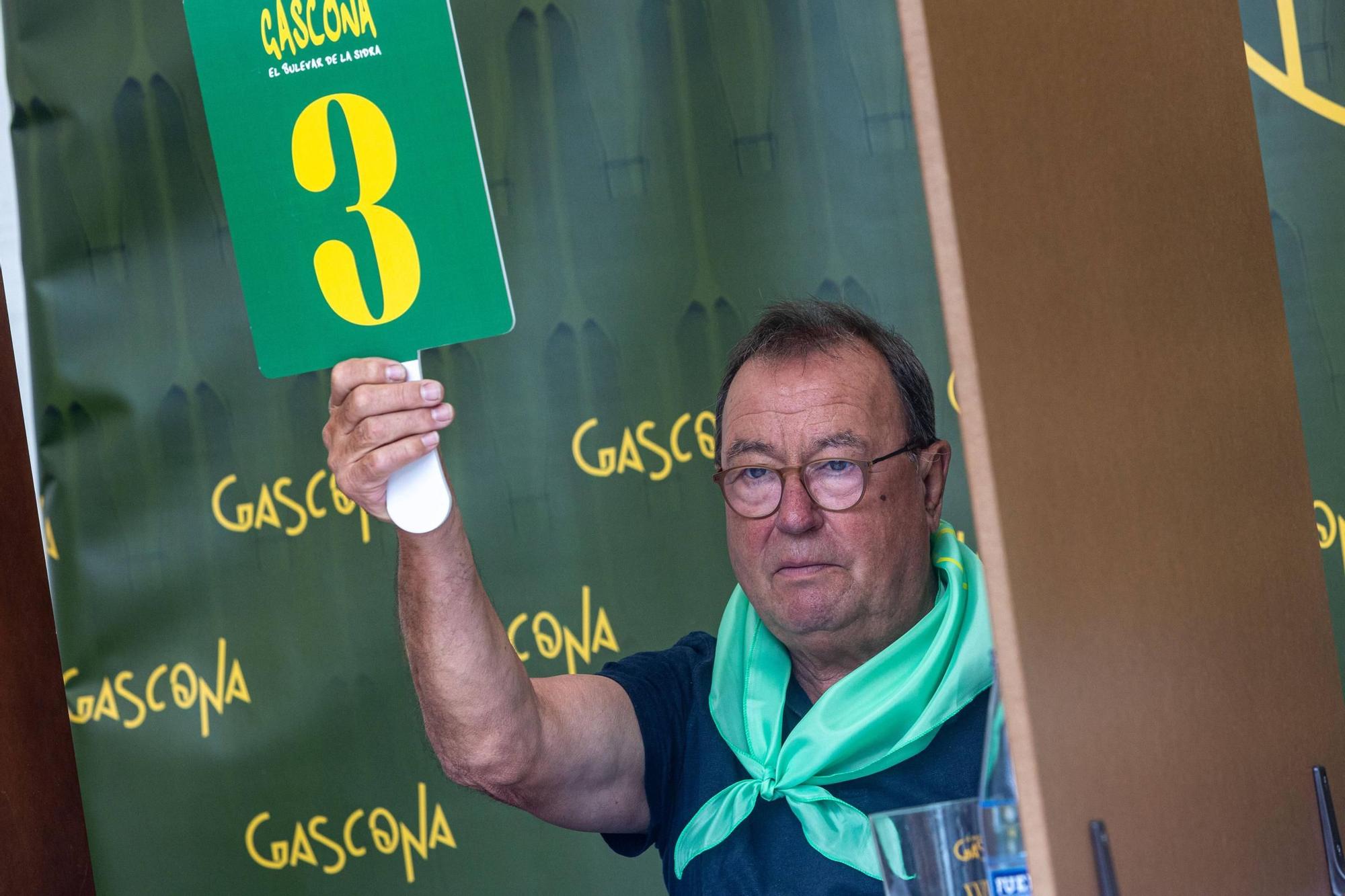 EN IMÁGENES: El buen tiempo y el oviedismo maridan una preba de la sidra multitudinaria en Gascona