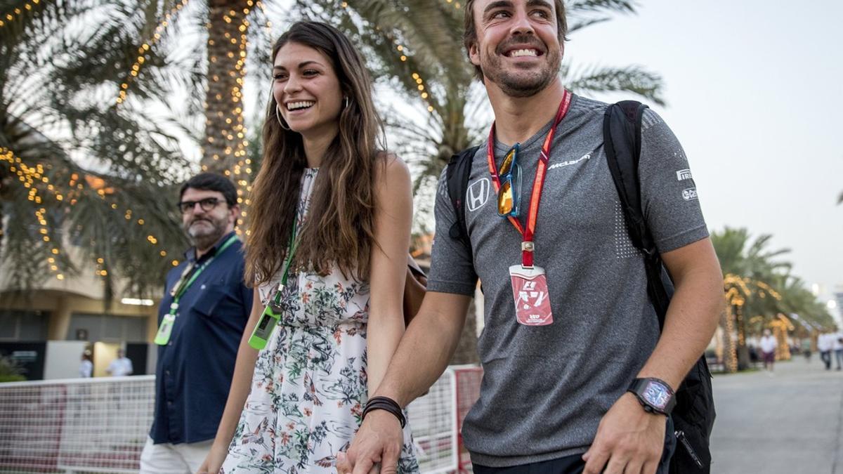 Fernando Alonso pasea con su novia por los exteriores del circuito de Bahrein