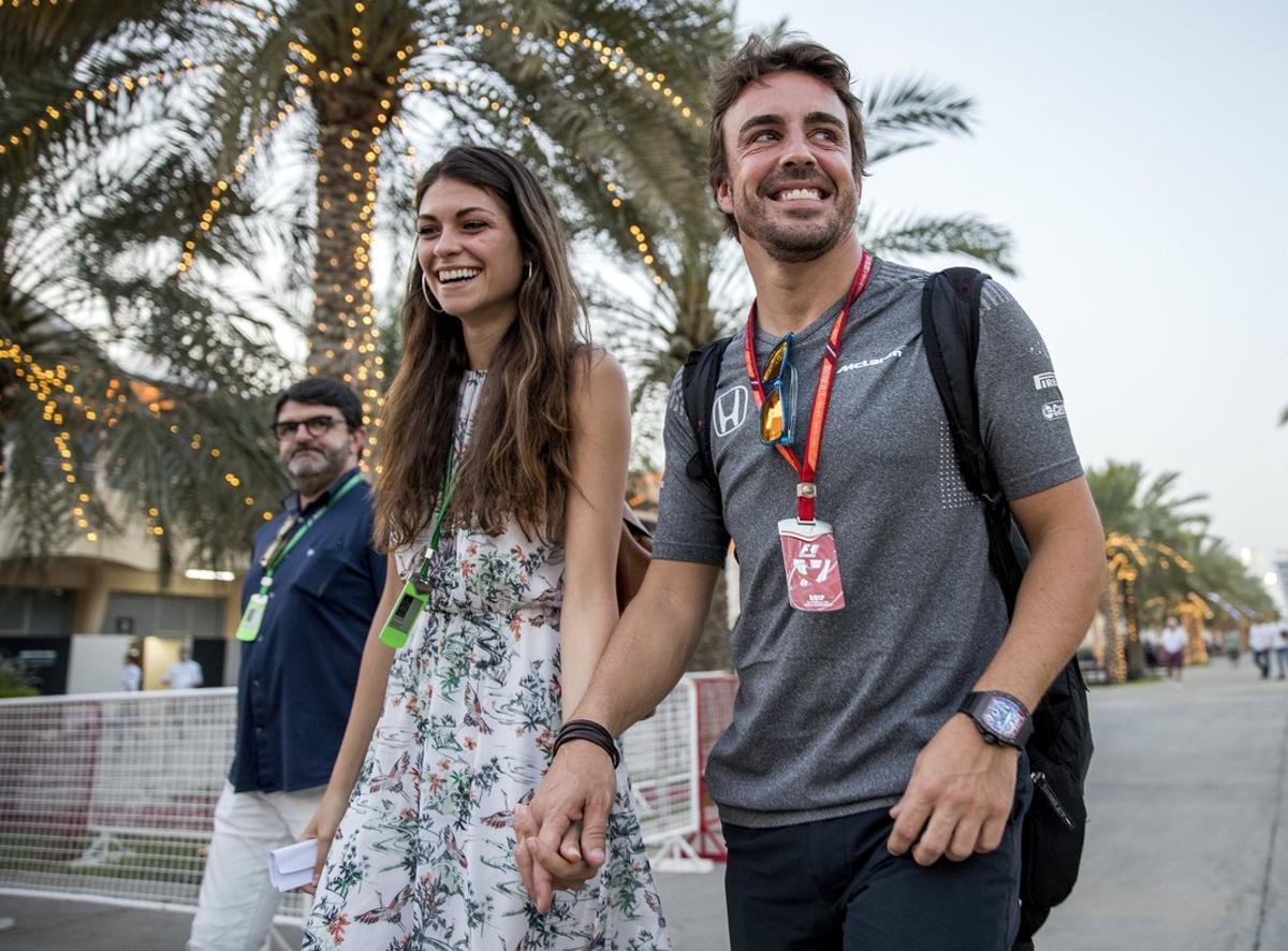 VXH20 MANAMA (BARÉIN), 13/04/2017.- El piloto español de Fórmula Uno, Fernando Alonso, de McLaren-Honda, junto a su novia, Linda Morselli (i), camina por el paddock del circuito de Sakhir cerca de Manama, baréin, hoy, 13 de abril de 2017. El Gran Premio de Baréin se celebrará el próximo 16 de abril de 2017. EFE/SRDJAN SUKI