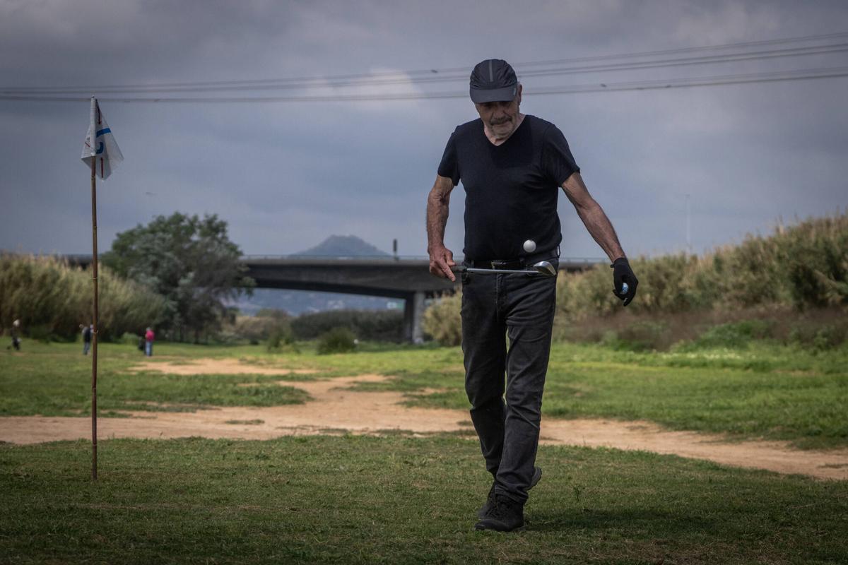 El Prat del Llobregat 10/04/2025 Barcelona . Reportaje sobre un grupo de jubilados que se dedica a cuidar la orilla del Llobregat a la altura del Prat para jugar a golf rústico desde hace más de 30 años. AUTOR: JORDI OTIX