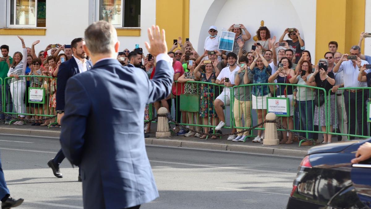 El rey Felipe VI saluda a los cordobeses congregados frente a la Diputación de Córdoba.