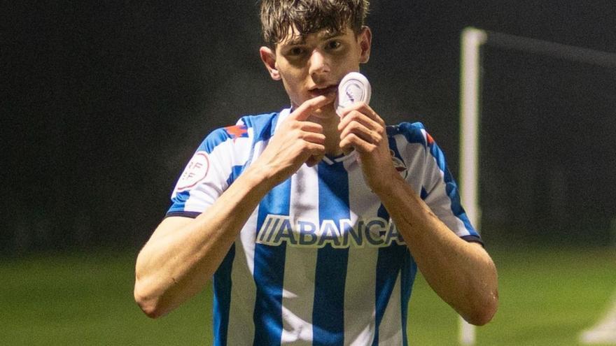 Adrián Guerrero celebra su gol al Las Palmas en la Copa juvenil en un penalti que él mismo forzó. | // RCD