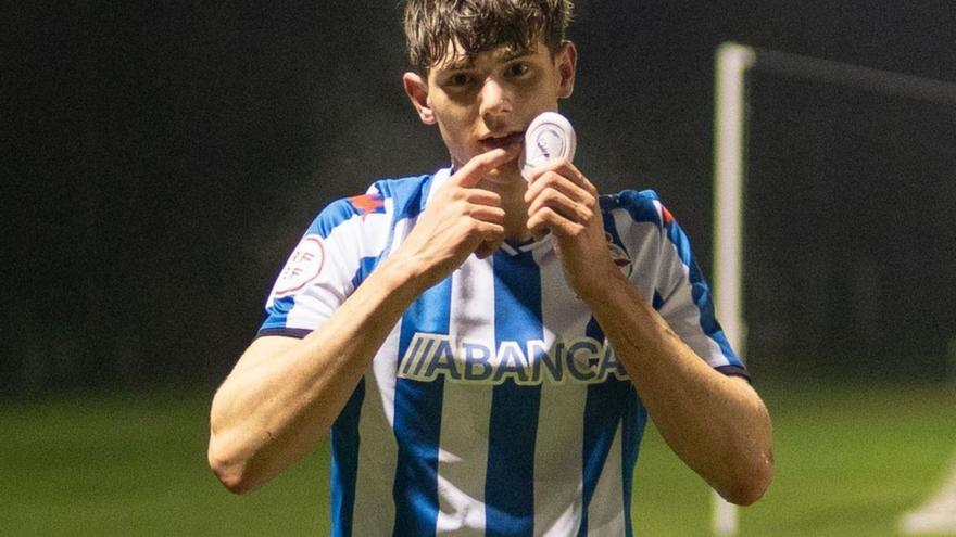 Adrián Guerrero celebra su gol al Las Palmas en la Copa juvenil en un penalti que él mismo forzó. |  // RCD