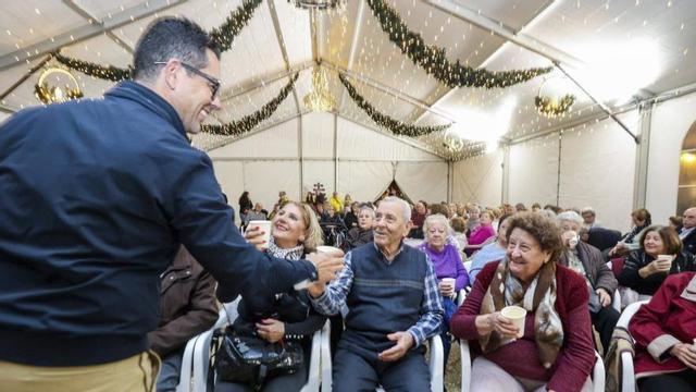 Triguero comparte el brindis de Navidad con los mayores del Esplai | FOTOS DE TONI ESCOBAR