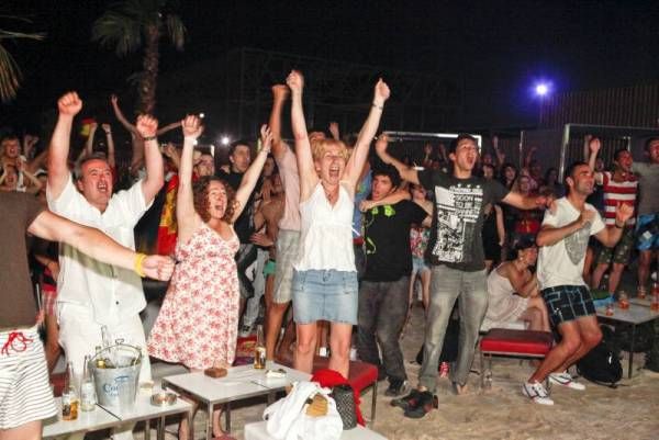 Cientos de personas festejan en Las Playas el pase a semifinales