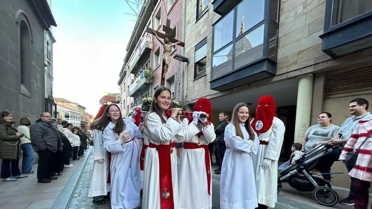 Aplausos y pétalos de rosas sellan con devoción el emotivo encuentro de Jesús en la Cruz y la Virgen Dolorosa en Grado