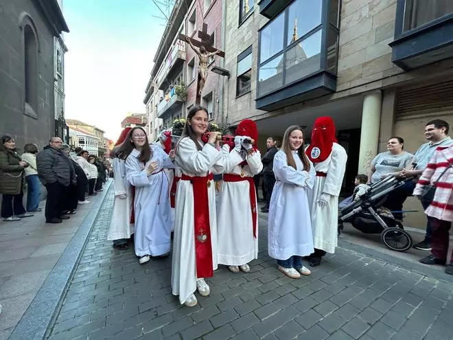 EN IMÁGENES: Grado se vuelca con la procesión del Viernes Santo