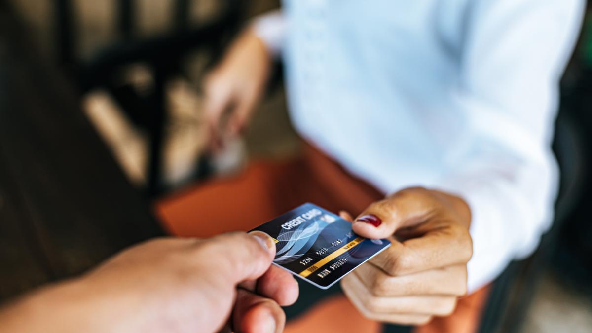 Pagar con tarjeta de crédito o débito: ¿Cuál es mejor?