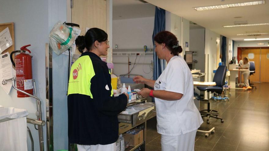 Personal sanitario en el servicio de Urgencias del hospital Doctor José Molina Orosa.