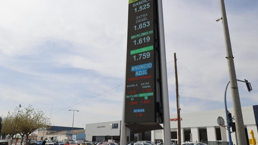 Los carburantes alcanzan su precio más bajo en un año a las puertas de Semana Santa