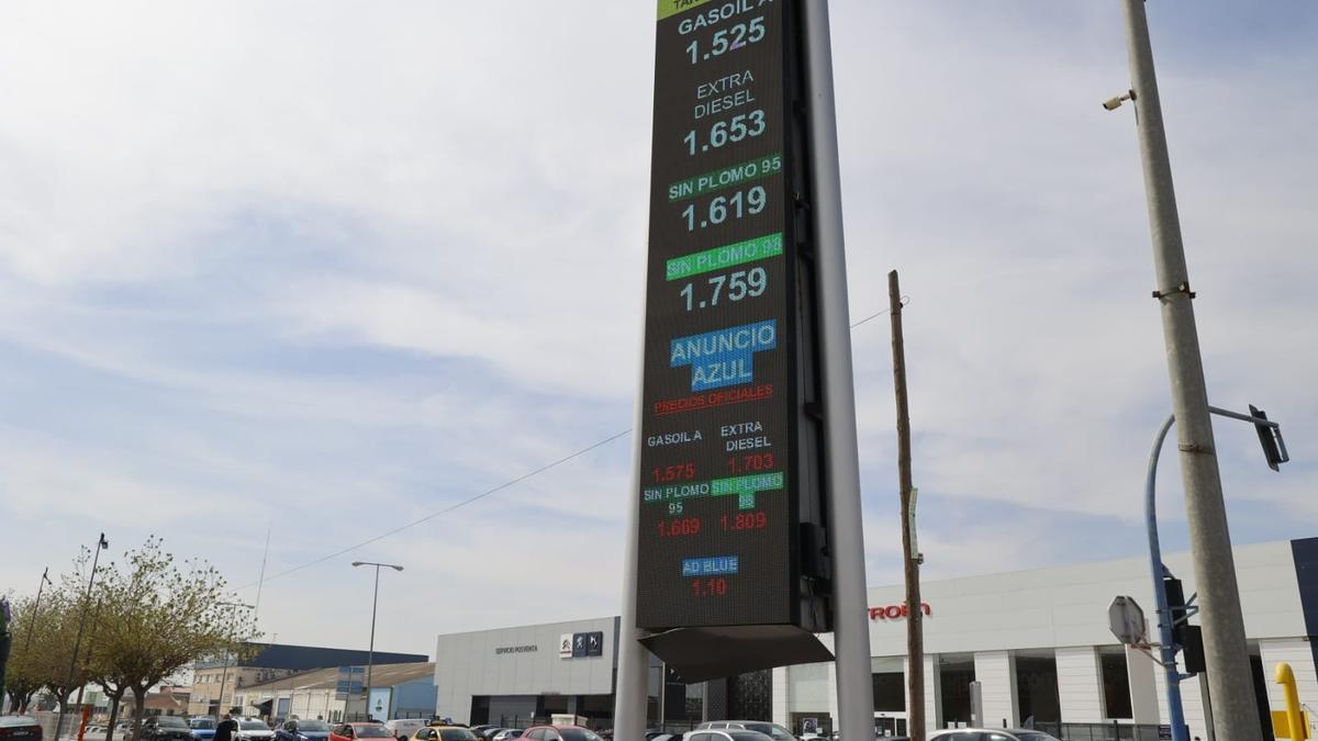 El panel de precios de una gasolinera de Benidorm.