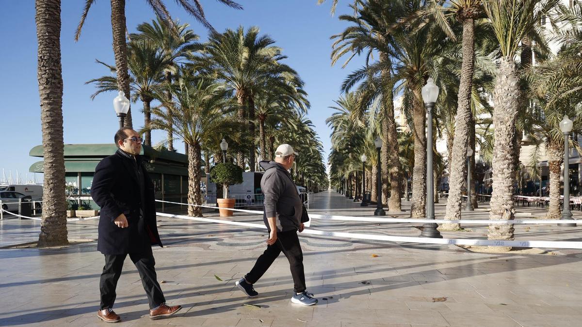 El temporal de viento provoca la caída del rótulo de un McDonald’s de Alicante y destroza un coche