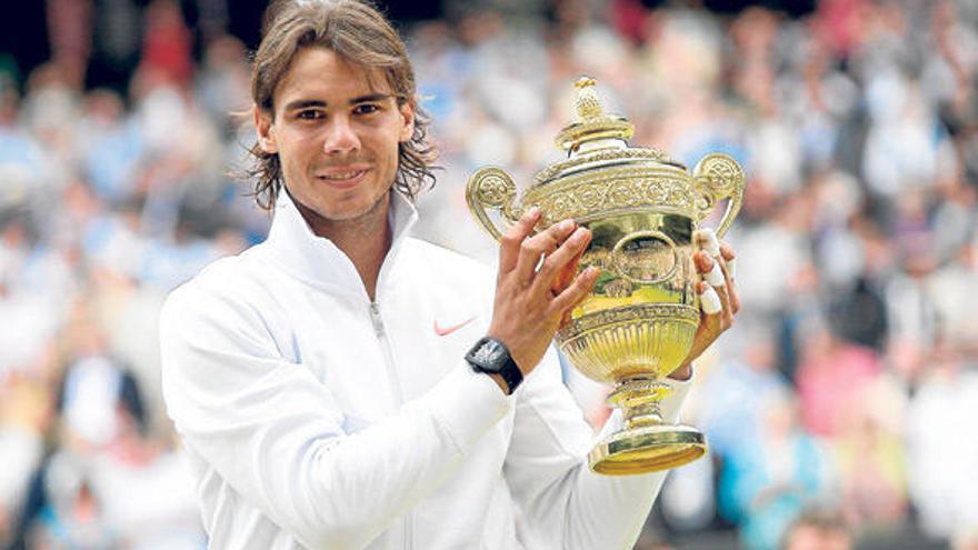 Nadal exhibe el domingo su segundo trofeo de Wimbledon.
